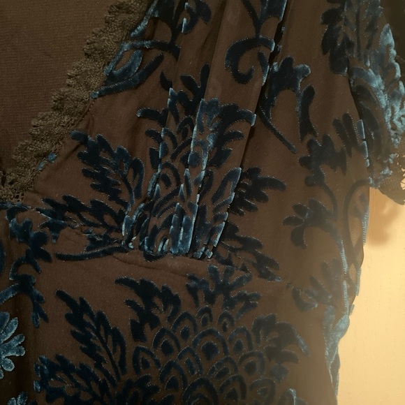 Elegant Blue Velvet Top - Picture 4 of 9